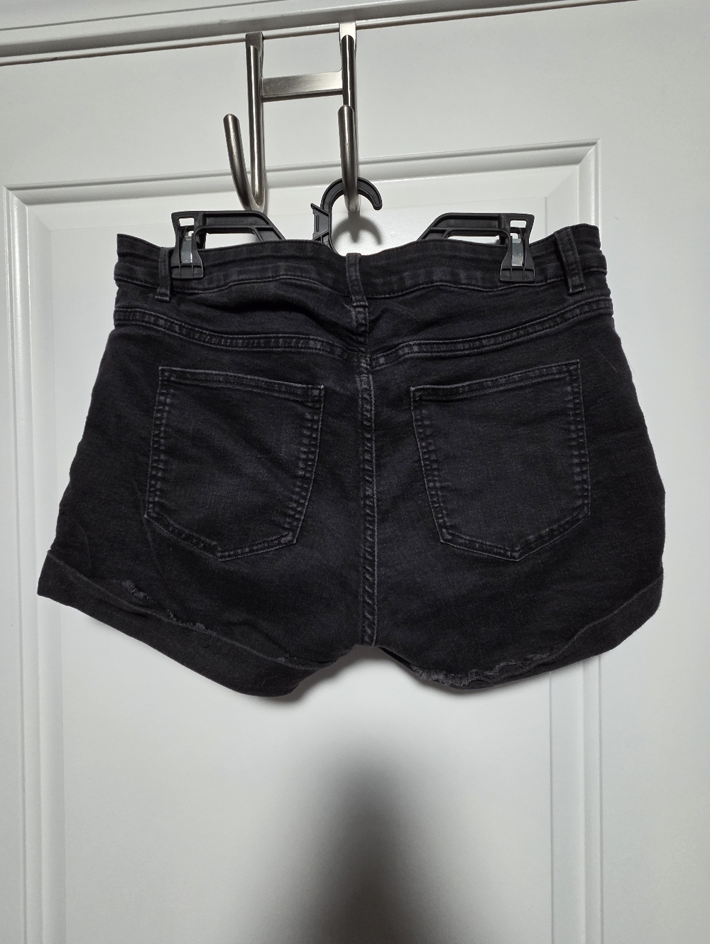 H&M Shorts - Picture 2 of 3